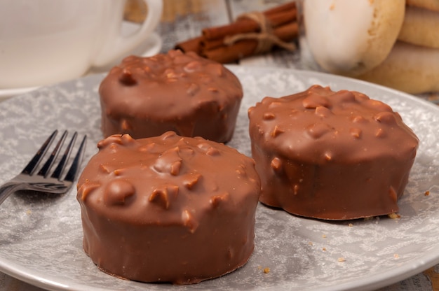 ナッツとチョコレートのアイシングでおいしいバナナチョコレートカップケーキ