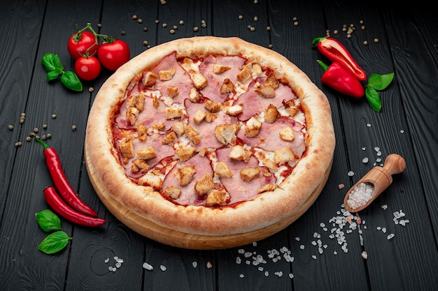 Вкусная и большая пицца с разными видами мяса