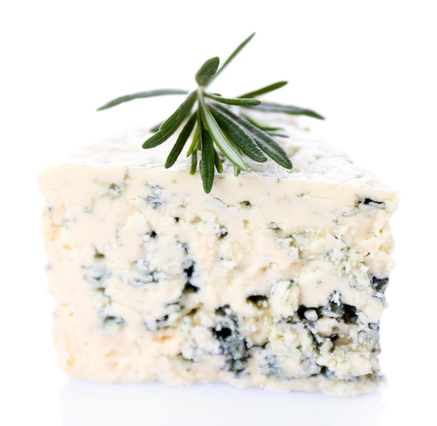 Foto gustoso formaggio blu con rosmarino isolato su bianco