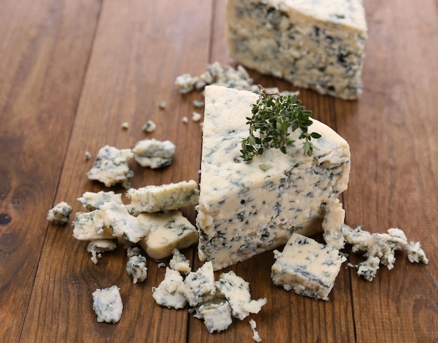 Фото Вкусный голубой сыр с тимьяном на деревянном столе