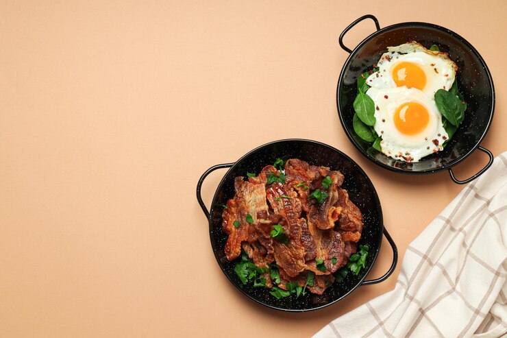 Photo おいしい朝食と美味しい肉の食事コンセプト 揚げベーコン