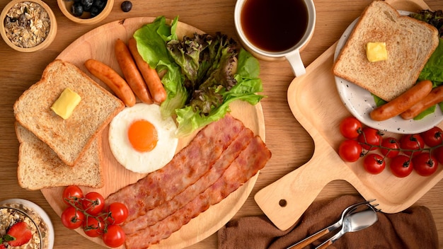 Вкусный набор для завтрака с яйцом, тостами, беконом, сосисками, салатом и кофе. Концепция завтрака в отеле
