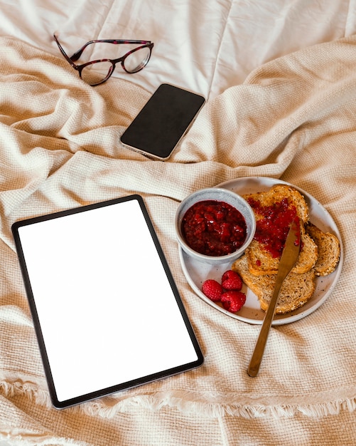 Foto gustosa colazione e tablet ad alto angolo