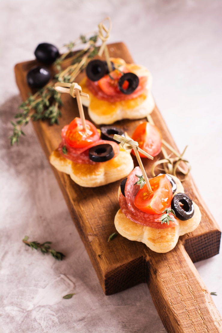 Photo tasty breakfast toasts on wooden board