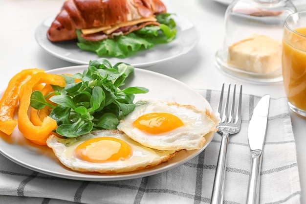 테이블에 계란 후라이와 함께 맛있는 아침 식사