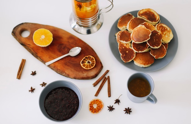 Gustosa colazione con pancake rigogliosi e teiera con spezie tazza di tè
