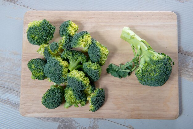 Gustosi broccoli su tavola di legno