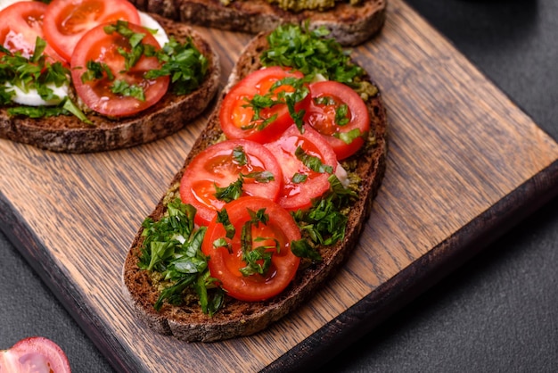 토마토 모짜렐라 바질 향신료와 허브를 곁들인 맛있는 브루스케타