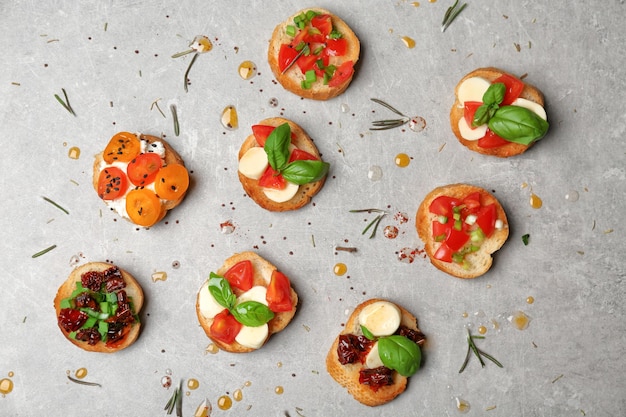 Photo tasty bruschettas with tomatoes on grey background