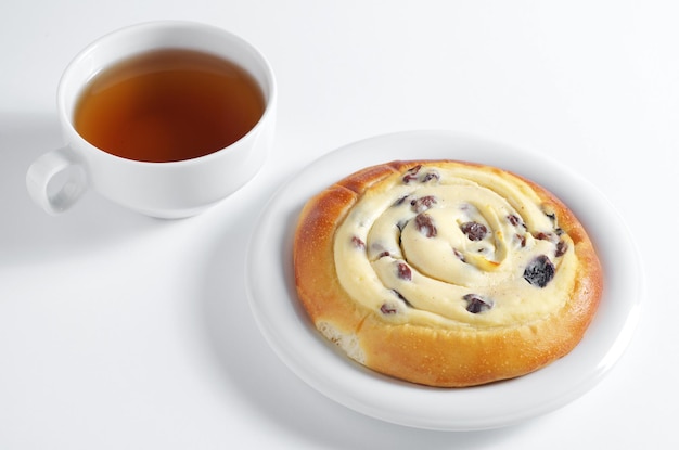 Tasty bun with cottage cheese and tea