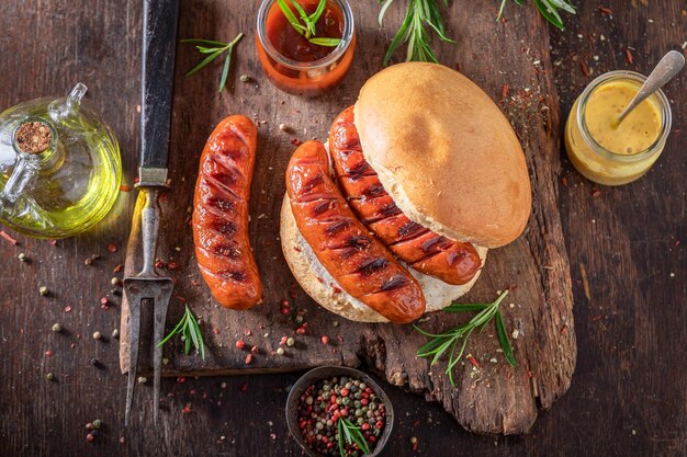 Foto delizioso panino con salsiccia arrosto di maiale