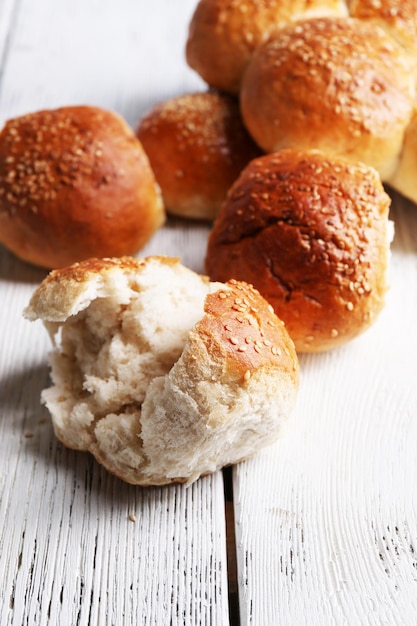 色の木製の背景にセサミの美味しいパン