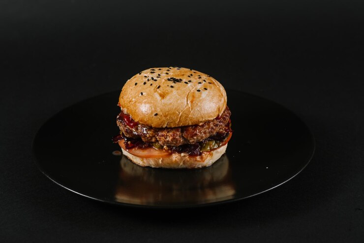 黒の背景においしいハンバーガー