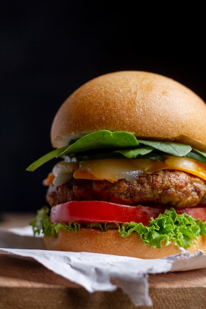 Photo tasty burger on wooden board