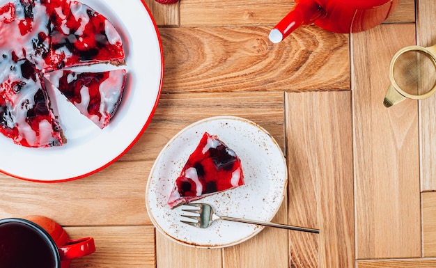 Photo tasty cake with berry jelly on a wooden background summer food concept top view