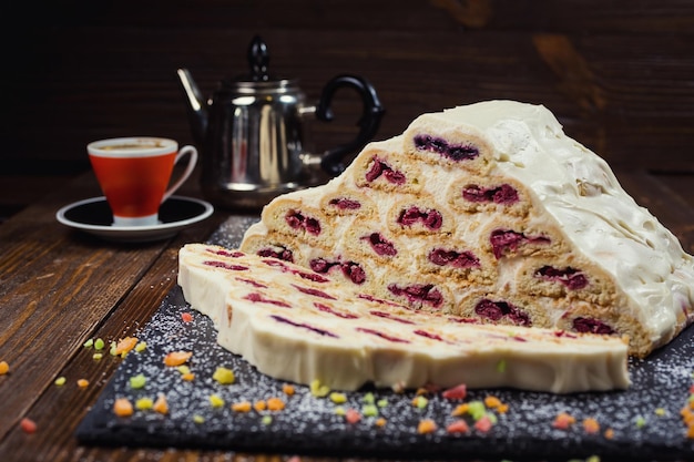 Вкусный торт с кремовыми вишнями и чашкой кофе под названием Монастырская изба Монастырская изба