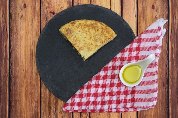 Foto torta saporita con un tuorlo d'uovo e un olio su una tabella di legno