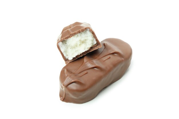 Gustose barrette di cioccolato isolate su sfondo bianco