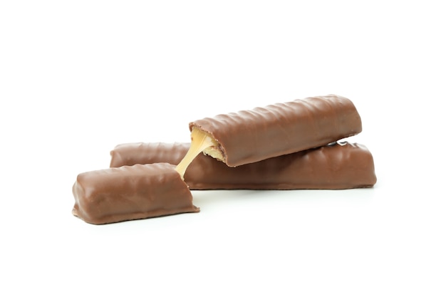 Вкусные шоколадные батончики, изолированные на белом фоне
