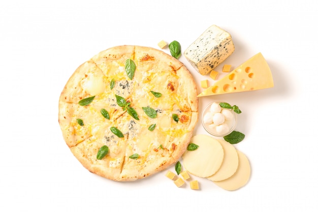 Вкусная сырная пицца и ингредиенты на белом фоне