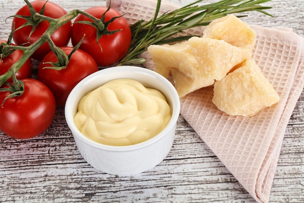 Foto saporita salsa di formaggio nella ciotola