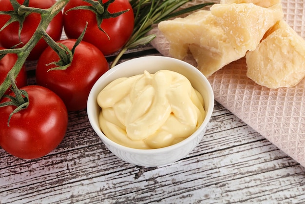 Foto saporita salsa di formaggio nella ciotola