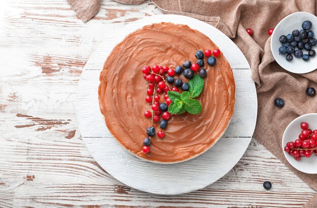 テーブルの上にベリーとおいしいチーズケーキ