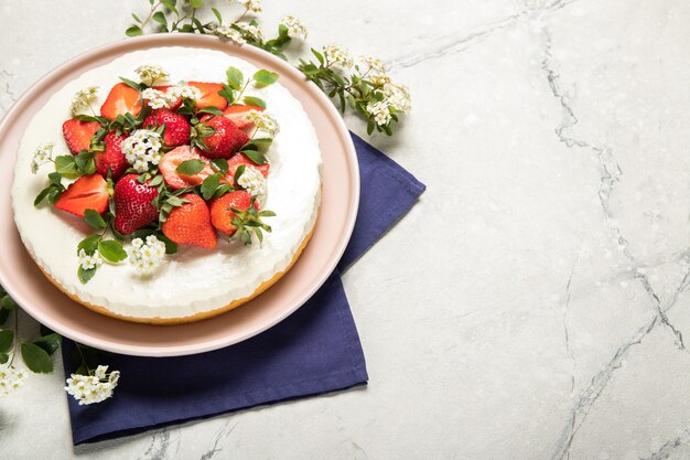 Gustosa cheesecake con fragole su uno sfondo di legno. bella composizione