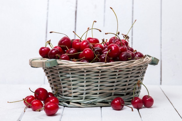 Photo tasty cherries on a white background