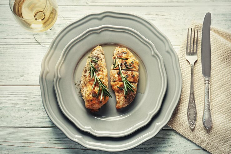 Photo tasty chicken breasts with rosemary on plate