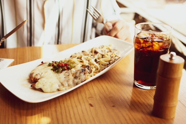 写真 テーブルの上のおいしいチキンミール