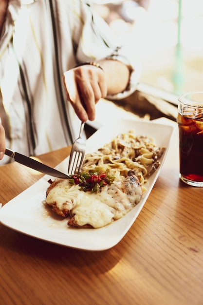 Pasto gustoso di pollo sul tavolo