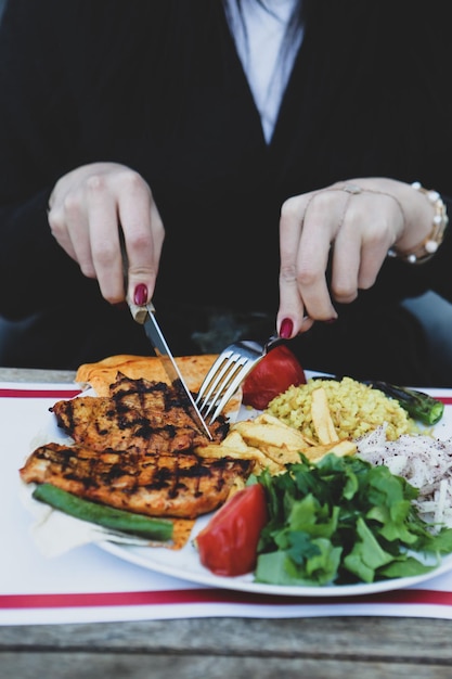 테이블에 맛있는 치킨 식사