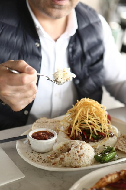 테이블에 맛있는 치킨 식사