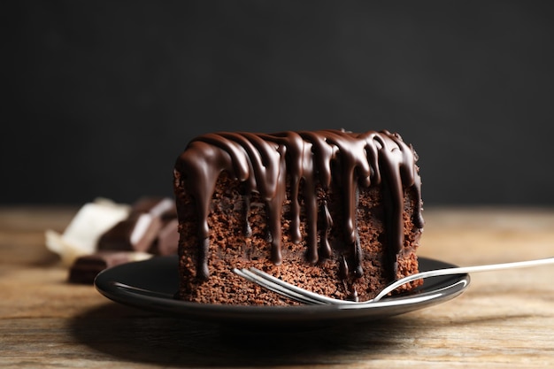 사진 나무 테이블에 제공되는 맛있는 초콜릿 케이크