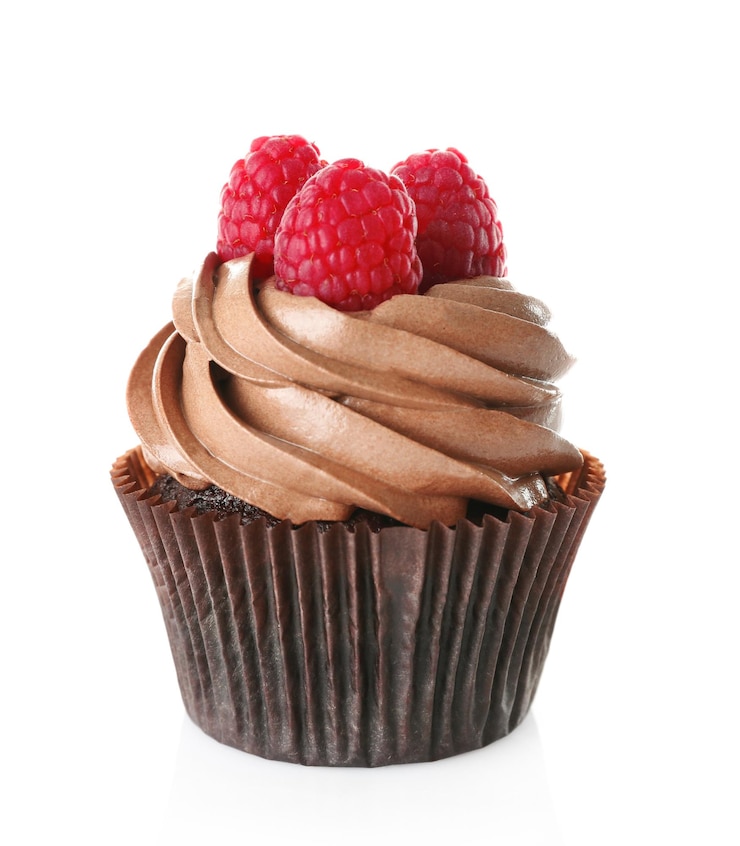 Photo tasty chocolate cupcake with berries isolated on white