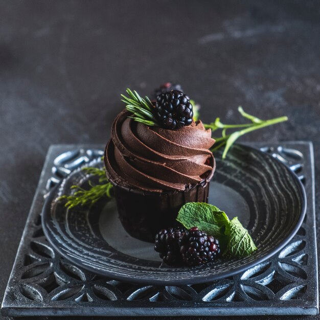 ブラックベリーとミントのおいしいチョコレートカップケーキ。甘いカップケーキ