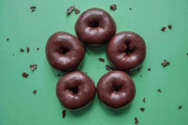 아침 식사로 맛있는 초콜릿 도넛 건강에 해로운 음식