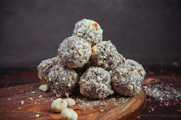 Foto gustosi tartufi di cioccolato in polvere con noci