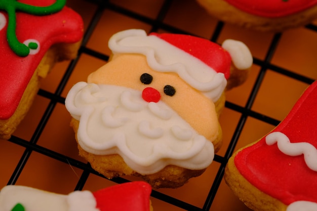 냉각 선반에 있는 맛있는 크리스마스 쿠키. 맛있는 다채로운 크리스마스 쿠키. 크리스마스 쿠키. 크리스마스.