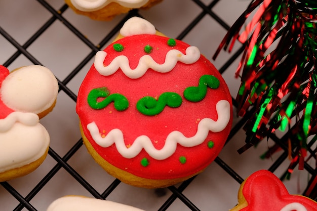 냉각 선반에 있는 맛있는 크리스마스 쿠키. 맛있는 다채로운 크리스마스 쿠키. 크리스마스 쿠키.