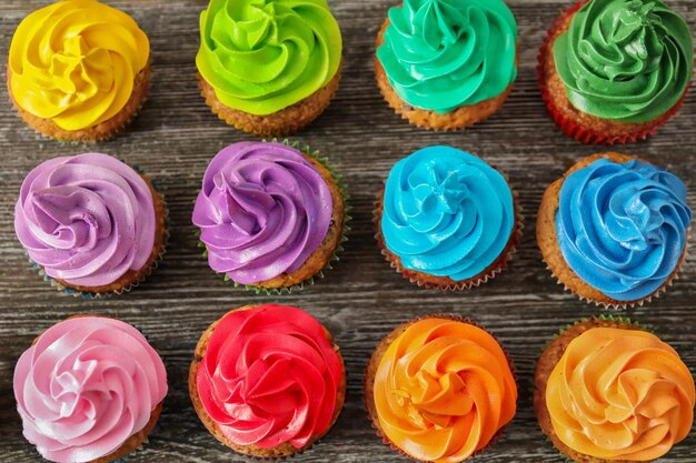 Foto deliziosi cupcakes colorati sulla tavola