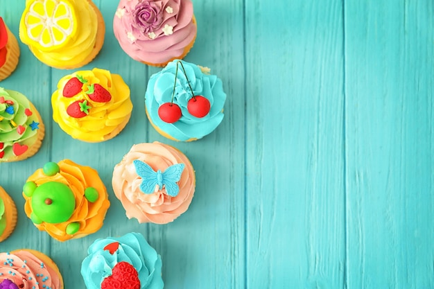 Foto cupcakes colorati gustosi su fondo di legno