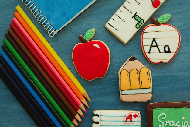 Foto gustosi biscotti con forma di materiale scolastico