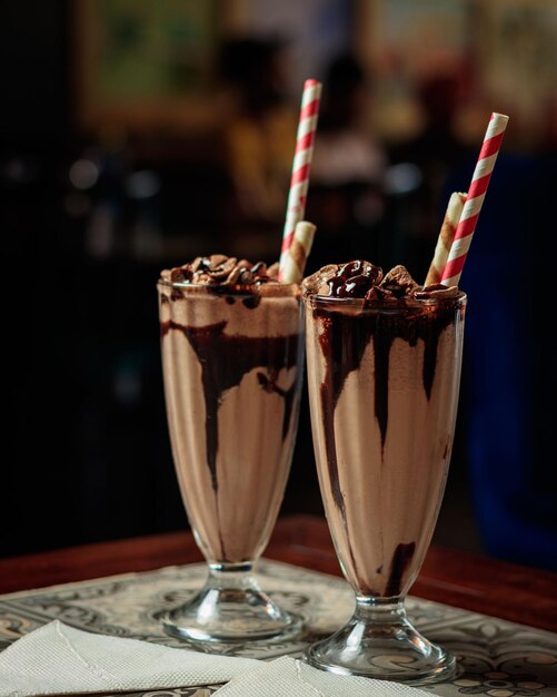 美味しくて涼しいチョコレートシェイクとアイスクリーム