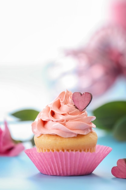 Cupcake gustoso per san valentino sul tavolo blu