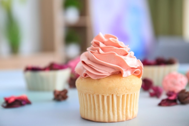 Gustoso cupcake per san valentino sul tavolo