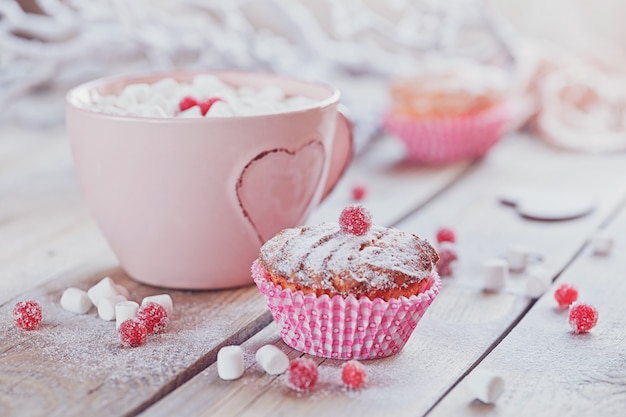 Photo tasty cupcake with berries and cup of coffee