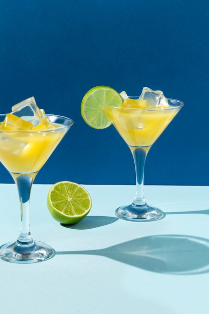 Photo tasty daiquiri drinks with lime slice arrangement