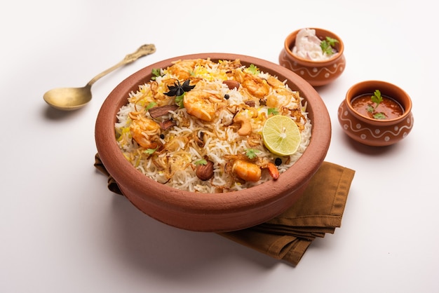 Foto gustosi e deliziosi gamberi biryani, jheenga pulav o pilaf di gamberi